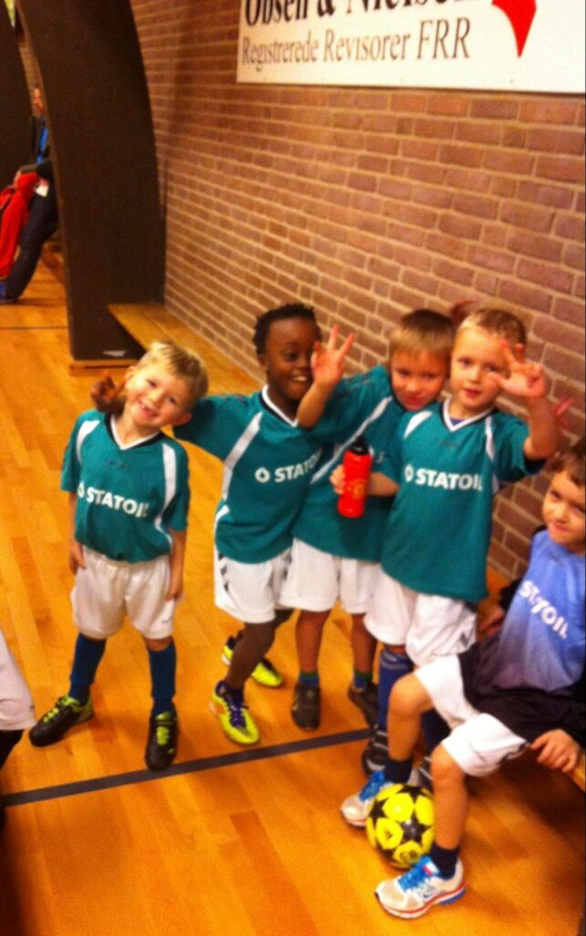 Glade, små drenge, er klar til fodboldeventyr i Føllenslev Særslev IF. (Foto: Privat)