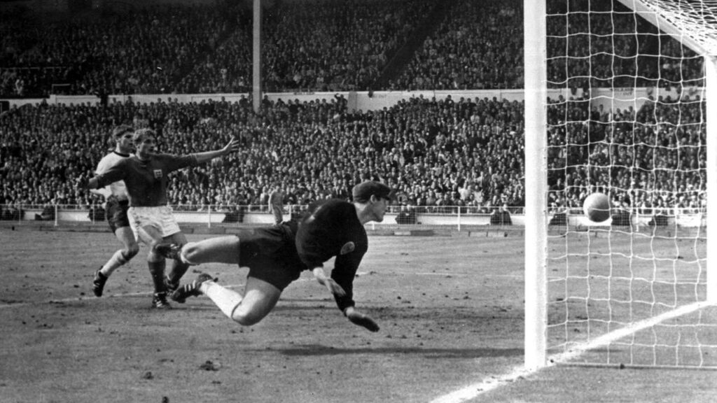 VM-finalen i 1966 på Wembley mellem England og Vesttyskland er en kamp, som Jan Kalborg aldrig glemmer. Var Geoff Hurts berømte forsøg og scoring inde over stregen, spørger han stadig sig selv? (Foto: AP Photo)