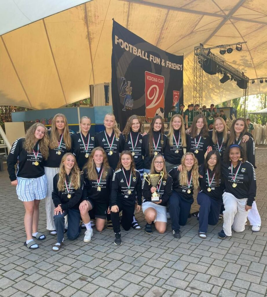 U16-pigerne fra Korup/Ubberud med pokalen for førstepladsen