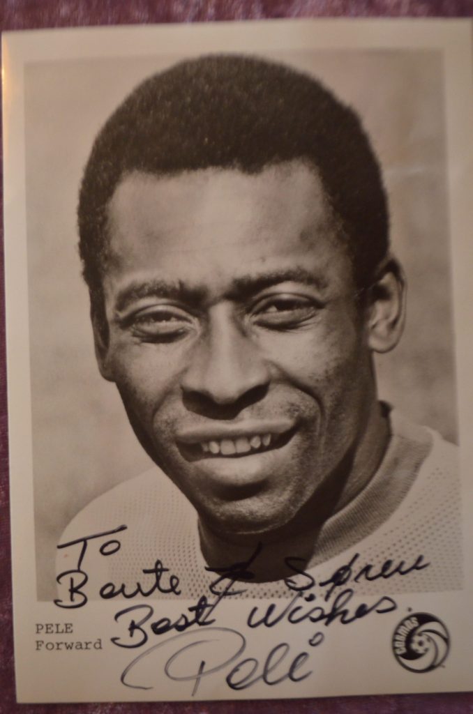 Søren Lindsted ejer i dag en autograf af Pelé. 82-årige Pelé er i dag meget syg af kræft og indlagt på hospitalet i Brasilien. (Foto: DTU)